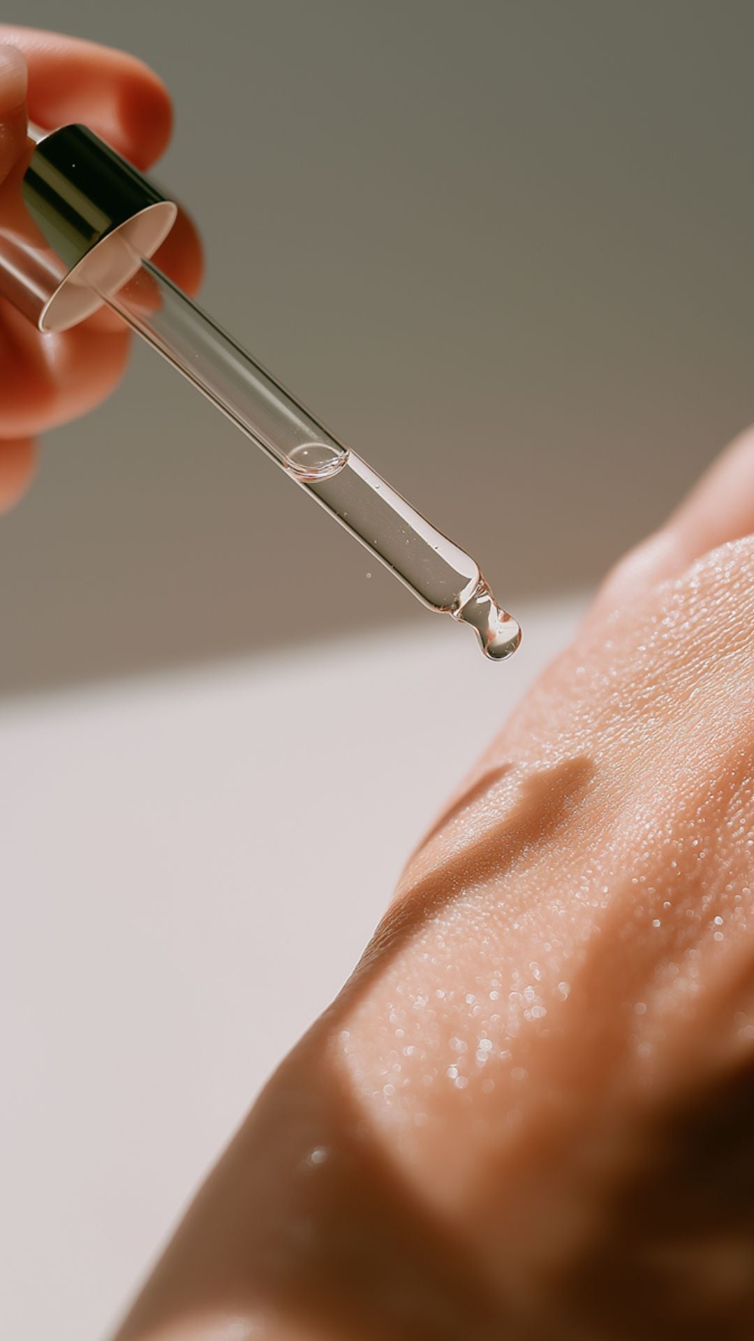 Close-up of salicylic acid skincare serum dropper on hydrated skin – BATHEIA active formulas for clear, balanced skin.